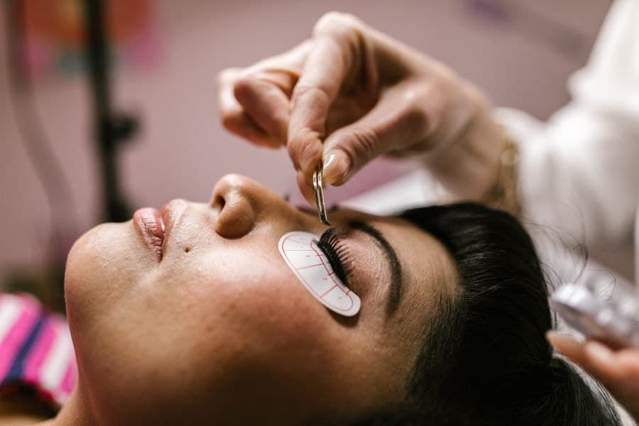 Soin des cils en institut, patchs protecteurs posés sous les yeux de la cliente