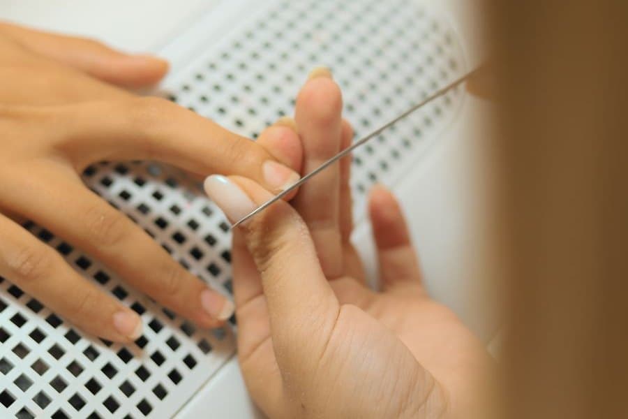 Mise en forme des ongles lors d'une manucure en institut